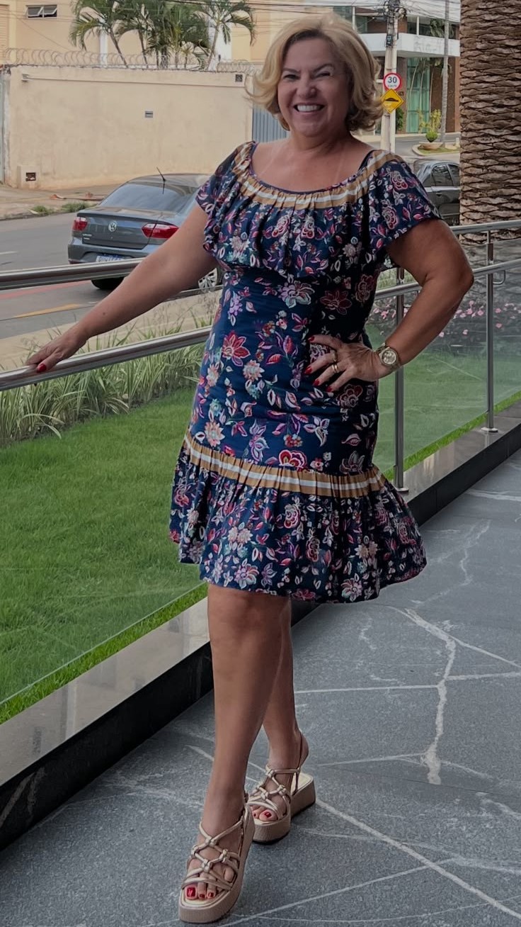 Cliente do treinamento antes da consultoria de imagem, de vestido floral