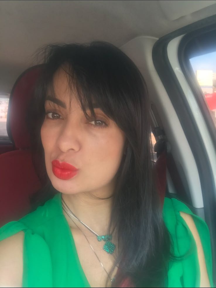 Edleila em blusa verde e batom vermelho, antes da coloração pessoal